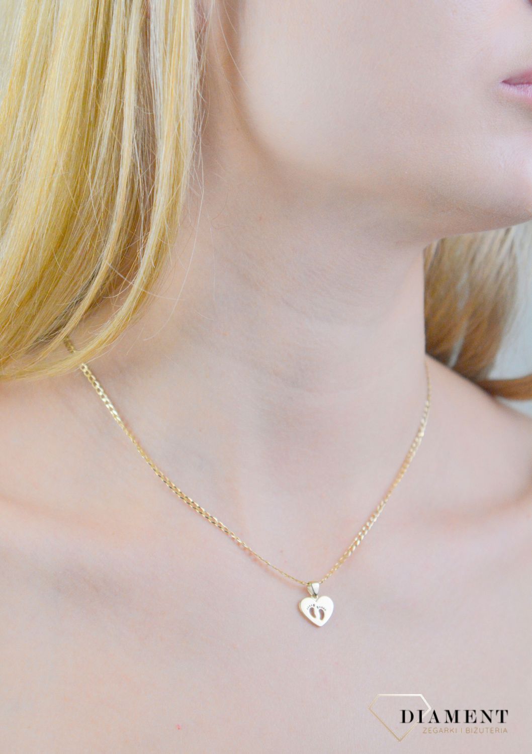 Zawieszka złota stópki próba 585, ZA 7935 585 Piękny, złoty wisiorek o ciekawym wzorze wykonany z żółtego 14-karatowego złota. Zawieszka w formie serca. Wisiorek został wykonany z wysokiej jakości złota próby 585. 2.jpg